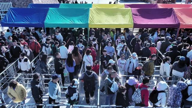 观“五花山”色 享生态康养｜伊春，藏不住了！“林都红”火爆出圈，景区人气爆棚！