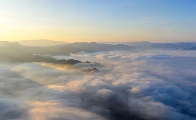 秋日登高 | 赤壁丹霞映云海，梯田如画正当时