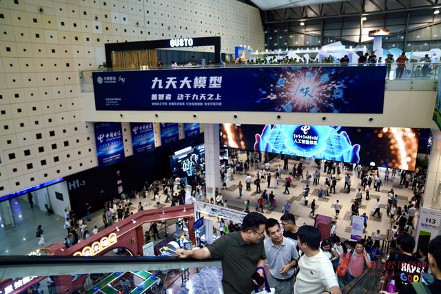 直击WAIC 2025丨上海变身未来实验室，机器人、尖端芯片、AI应用⋯⋯众多科技惊艳亮相