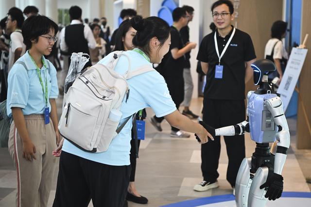 坐“冷板凳”还是“非升即走”？全国顶尖科学家在深圳找答案
