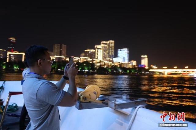 夜游百里柳江  霓虹喷泉两相宜