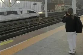 浙江一女子跳入高铁轨道，通报：人在医院治疗，警方介入调查图片