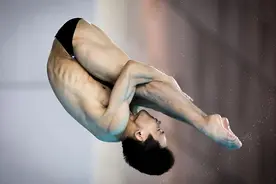 跳水世界杯蒙特利尔站：男子十米台杨昊夺金、练俊杰摘铜图片