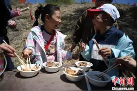 “五一”假期首日 呼和浩特周边乡村游火热图片