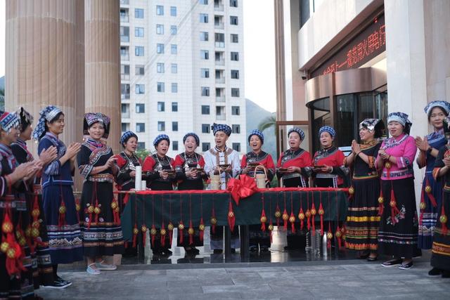 首批川渝游客组团罗甸过“暖冬”