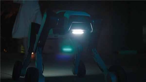 全球首款家庭智能体机器人越疆Rover X1发布，售价7499元