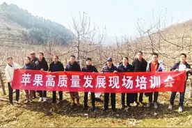 博士下乡到果园授课图片