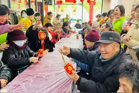 独居老人欢聚一堂，共度暖心元宵图片