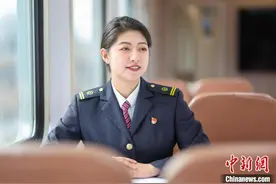 （新春走基层）十年春运的“草原姑娘”宋田甜服务冰雪旅游专列图片