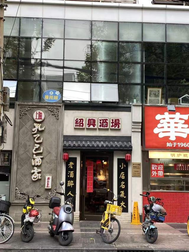 局门路落叶余额不足！市民寒风中打卡满地落叶美景，街头烟火美食也别错过