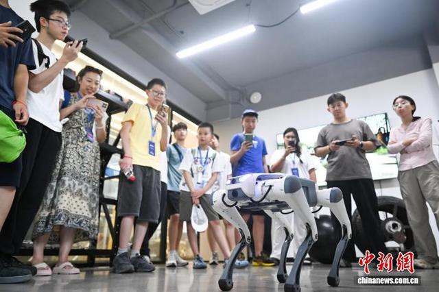 欧洲华裔参访浙江大学 感受中国科技发展