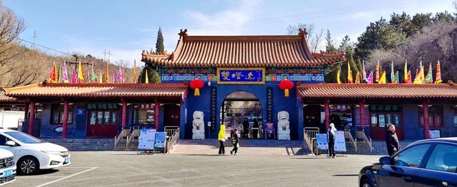 林壑优美，溪水奔流，怪石嶙峋，鸟语花香