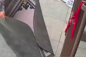 收废品大叔收来一花地毯，觉得可惜就清洗后铺在便利店门口，便利店老板：经常卖废品给大叔@蒙阴县有·间便利店24图片