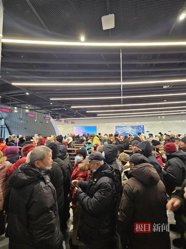 哈尔滨冰雪大世界开园首日，湖北游客惊叹：来东北还能看到家乡的黄鹤楼