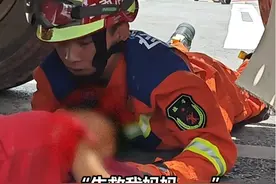 “先救我妈妈”，昆明一农贸市场内，一对母子被卷入大车下图片