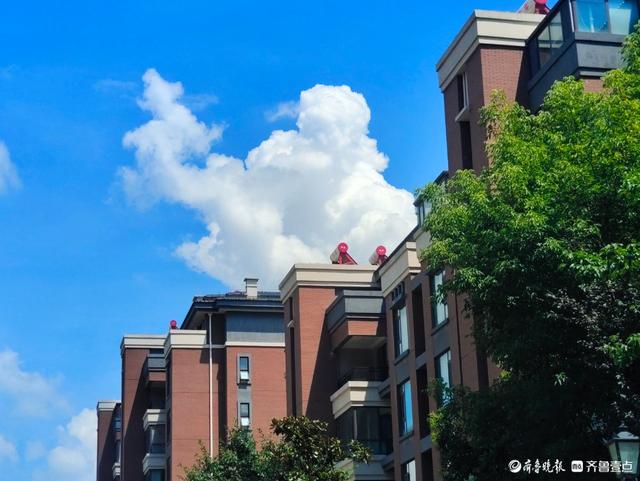 蓝天白云相映衬，魅力尽显赏美景