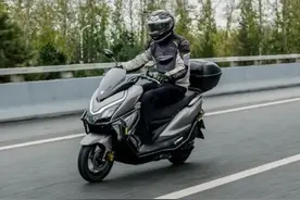【车评】豪爵ADX125，这是今年骑过最舒服的125踏板车！图片