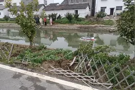 轿车失控冲进水渠 潜江小伙上演3分钟生死营救图片