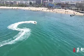 果然视频｜威海：摩托艇骑手海上炫技，展现水上运动魅力图片