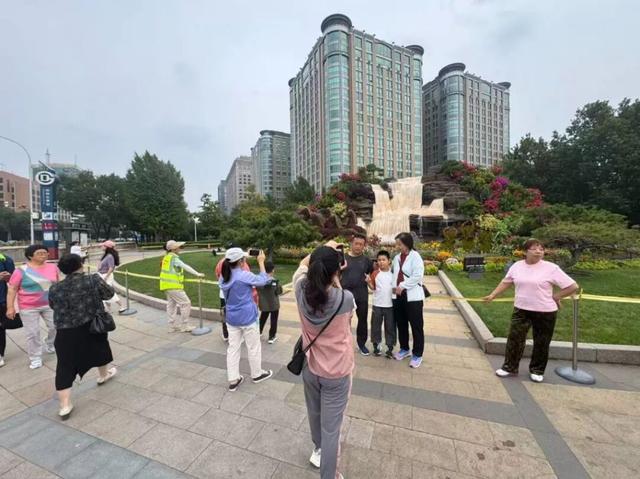 今天凌晨，完美合龙，视频！天安门广场大花篮亮相，长安街国庆花坛都布置好了！