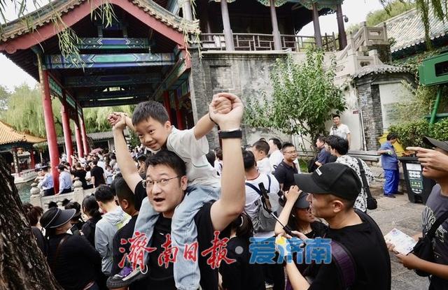国庆首日趵突泉游人如织 泉水游成假日首选