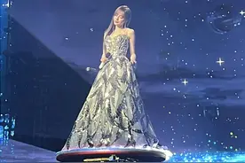 王心凌成都演唱会开唱，她专门走上4K区请歌迷拍视频图片