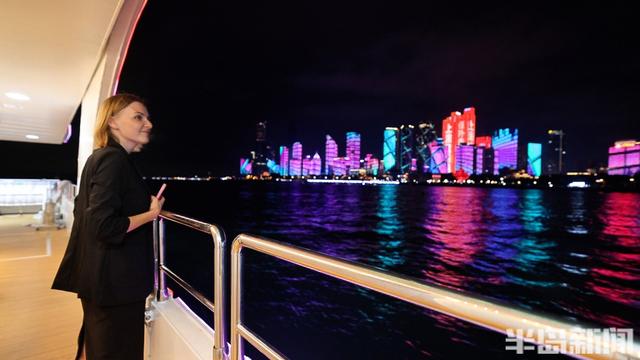 外籍嘉宾乘船夜游浮山湾，感受岛城璀璨夜景与人文魅力