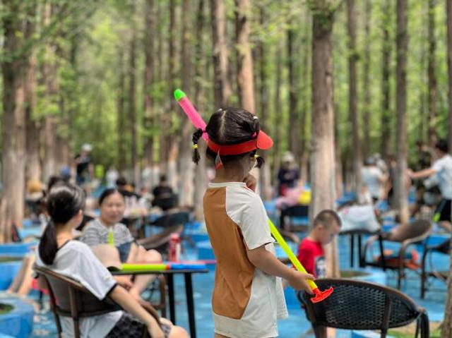 “水杉林下的清凉世界”光着脚丫，亲近自然——就在济南鲜花港！