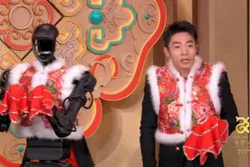撒贝宁cos春晚机器人穿花袄转手绢，网友：毫无违和感！图片