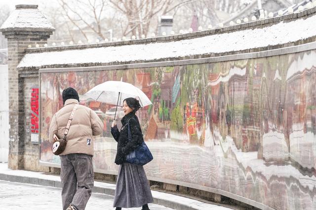 雪落钟鼓楼、什刹海，市民、游客邂逅京城初雪浪漫