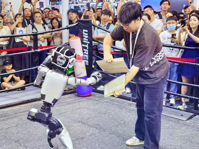 世界人工智能大会现场：L4级智能网联车牌发了，机器人开打了