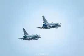 冲破云霄 空军双战机肩并肩呼啸升空图片