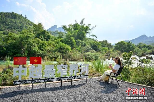 广西崇左边境游火热 游人暑期体验跨国观瀑