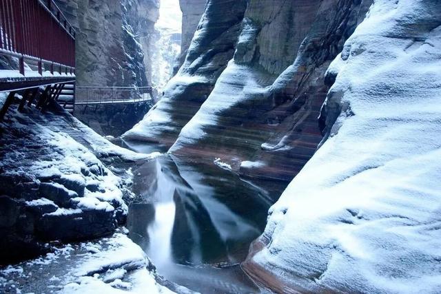 “洛阳怎么一下雪，就封神。”