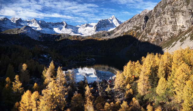 深秋甘孜：雪山彩林铺就的高原情书