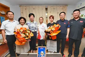 济南市副市长杨丽看望慰问奥运冠军李越宏家人图片