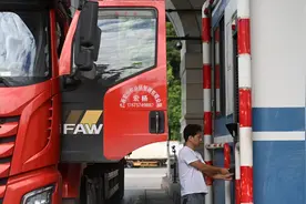 广西友谊关口岸上半年进出口创新高图片