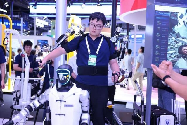 在“史上最火”WAIC 中国电信首次发布AI全景图谱