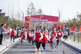 首届"红色先锋"青少年英雄挑战赛开赛图片