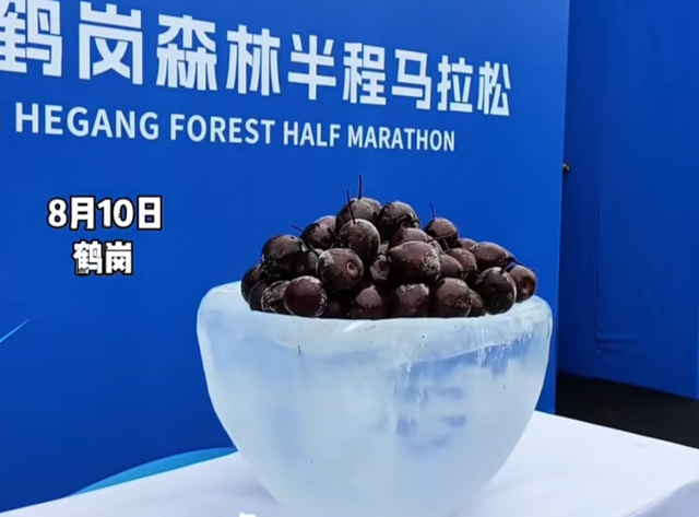 花100块把马拉松吃成喜家德和东北烧烤流水席，“2万一套房”的「东北小瑞士」成中产性价比度假胜地了？