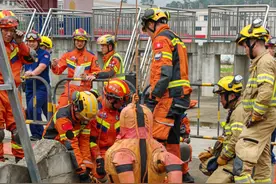 粤港澳消防首次地震救援联合演练：夜间冒雨行动三地人员协作图片