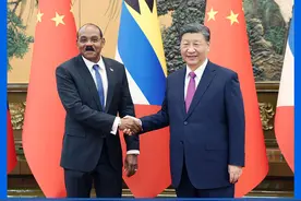 新华社权威速览 | 习近平会见安提瓜和巴布达总理布朗图片