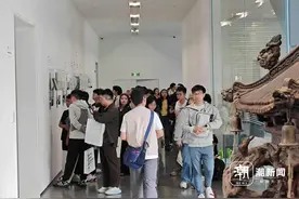 《黑神话：悟空》艺术展有多火爆？五一假期收尾，拖行李的、游戏小白……全国的粉丝都来了图片