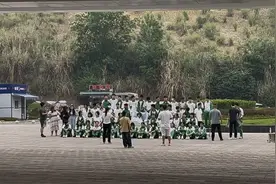 特殊的毕业照！初三男生病重 全班同学去医院和他合拍毕业照图片