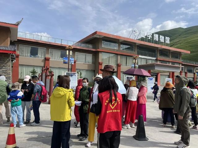 青春志愿·美在景区丨共青团阿坝县委赴莲宝叶则景区开展志愿服务活动