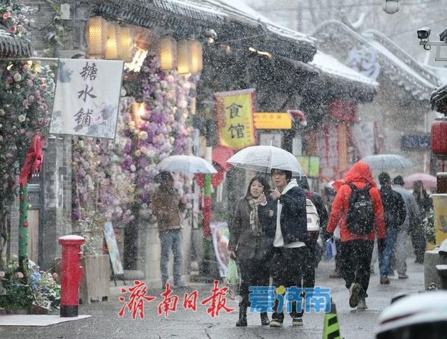 青砖黛瓦披银装，雪后泉城美到穿越