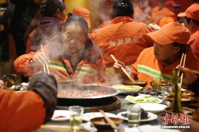 火锅暖胃更暖心 重庆一景区连续多年宴请“城市美容师”