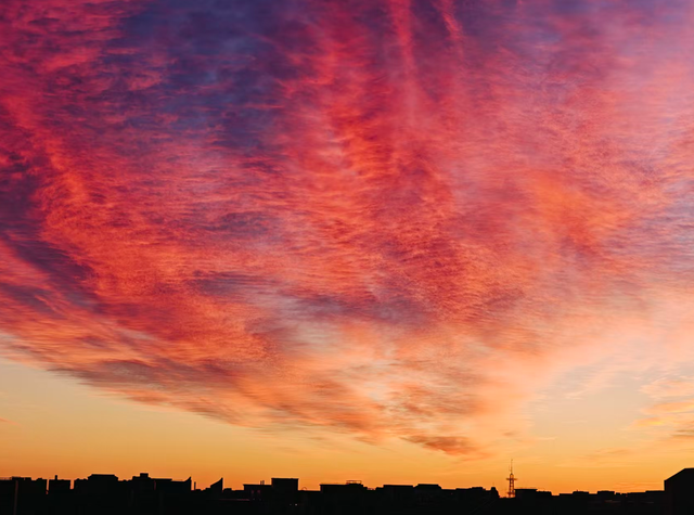 朝色漫染，天空披彩	，北京的晨光太治愈了！