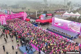 2025重庆垫江马拉松激情开跑 肯尼亚选手包揽男女子组冠军图片