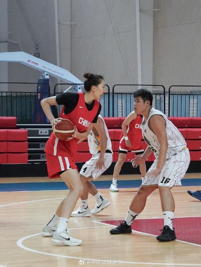 中国女篮83-86不敌云南财大男篮